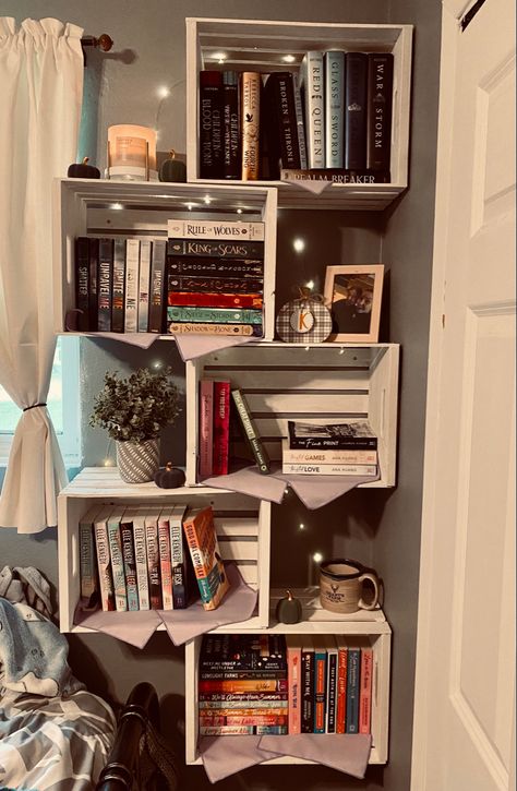 Master Room Bookshelf, Diy Bookshelf Floating, Diy Rv Bookshelf, Diy Small Bookshelf Easy, Diy Bookshelves Ideas Bedroom, Bookshelf On Wall Aesthetic, At Home Bookshelves, College Dorm Bookshelf, Aesthetic Book Shelves Ideas