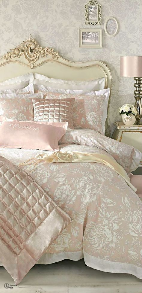 . Shabby Chic Romantic Bedroom, Shabby Chic Decorating, Shabby Chic Decor Bedroom, Chic Bedroom Decor, Chic Bedding, Romantic Shabby Chic, Shabby Chic Dresser, Dekorasi Kamar Tidur, Shabby Chic Bedding