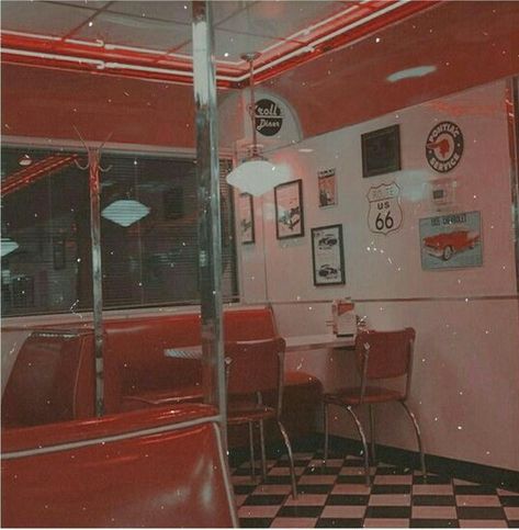 𝘗𝘪𝘯𝘵𝘦𝘳𝘦𝘴𝘵:  @✧𝘴𝘢𝘺𝘭𝘪𝘢𝘮 𝘮𝘢𝘳𝘪𝘦✧ James Nachtwey, Fotografi Vintage, 80s Aesthetic, Different Aesthetics, 90s Aesthetic, Retro Wallpaper, Aesthetic Colors, Aesthetic Images, Red Aesthetic