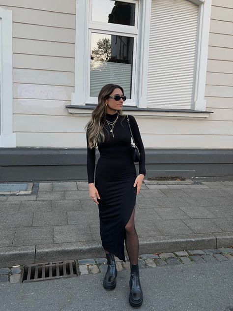 Black Long Dress Winter Outfit, Knit Long Dress Outfit, Winter Outfits Long Dress, Winter Look For Women, Midi Black Dress Outfit Winter, All Black Autumn Outfit, Long Black Turtleneck Dress Outfit, Black Dress Outfit Autumn, Long Black Dress And Boots