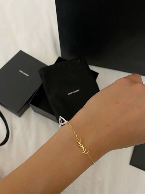 𝕻𝖎𝖓𝖙𝖊𝖗𝖊𝖘𝖙 : 𝖑𝖑𝖑𝖔𝖗𝖊𝖑𝖊𝖎𝖎🐇 Expensive Jewelry Luxury, Wrist Jewelry, Luxe Jewelry, Jewelry Accessories Ideas, Girly Accessories, Jewelry Fashion Trends, Classy Jewelry, Expensive Jewelry, Jewelry Essentials