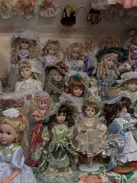 Hippies, Creepy Doll Collection, Porcelain Dolls Collection, Creepy Dolls Aesthetic, Creepy Old Dolls, Porcelain Doll Display Ideas, Porcelain Doll Collection, Creepy Vintage Dolls, Antique Doll Collection