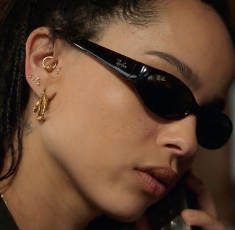 Zoe Kravitz Earrings, Rob Brooks, Iconic Glasses, 90s Glasses, Stile Kendall Jenner, Zoë Kravitz, 90s Sunglasses, Zoe Kravitz, Stylish Glasses