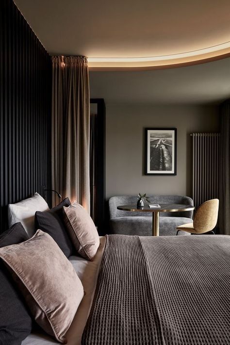 Dark makes so much sense in hotel rooms (and bedrooms for that matter). Neutral Bedrooms, Hotel Room Design, Hotel Interior Design, Minimalist House Design, Bedroom Hotel, Hotel Style, Hotel Interior, Hotel Decor, Decor Minimalist