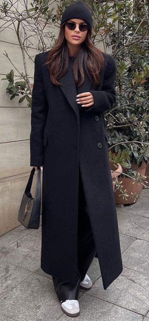 Black Coat Outfit Street Style, Long Black Coat Street Style, Wool Hat Outfit Winter, Oversized Black Coat Street Style, Black Tailored Coat Outfit, Long Black Overcoat Outfits Women, Oversize Black Coat Outfit, Long Black Coat Outfit Winter Casual, 2024 Autumn Outfits Elegant