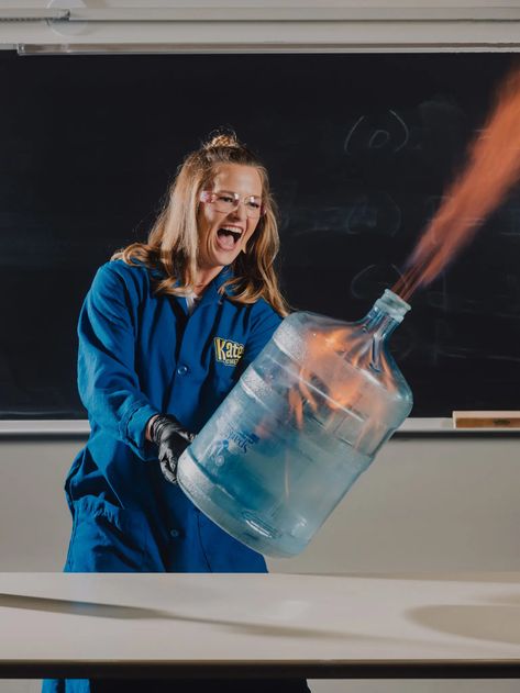 The Explosive Ambitions of Kate the Chemist - The New York Times Faculty Meetings, The Chemist, Penn And Teller, Vegas Shows, Science Guy, Lectures Hall, College Classes, Stephen Colbert, Geek Girls