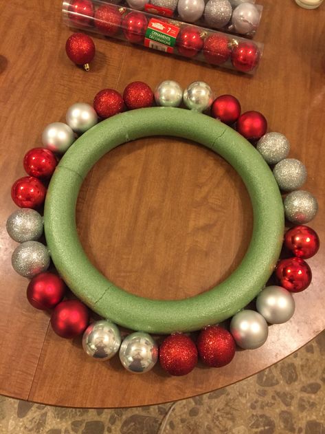 Ornament Christmas Wreath, Wreath Tutorial Christmas, Wreath Gift Ideas, Christmas Ornament Wreath Ideas, Christmas Balls Wreath, Home Made Christmas Wreaths How To Make, Easy To Make Christmas Wreaths, Ornaments Wreath, Wreaths With Christmas Balls