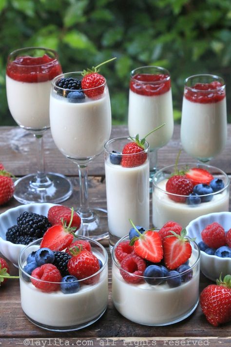 Italian pannacotta with berries Panacota Recipe, Raspberry Coulis Recipe, Coulis Recipe, Italian Desserts Traditional, Panna Cotta Recipe, Raspberry Coulis, Italian Recipes Dessert, Easy Italian, Dessert Sauces