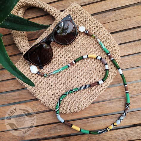 Sunglasses Strap Diy, Glasses Hanger, Crystal Necklace Diy, Tassen Hanger, Creative Sunglasses, Hippie Glasses, Diy Jewelry Videos, Diy Sunglasses, Glasses Cord