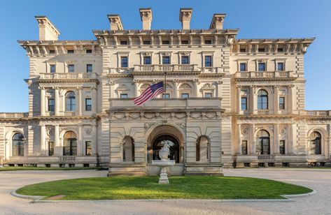 Inside the Breakers, a Gilded Age Vanderbilt Mansion in Rhode Island - Business Insider Gilded Age Mansions, American Mansions, Cornelius Vanderbilt, Vanderbilt Mansions, New York Central Railroad, Newport County, European Palace, Marble House, The Gilded Age