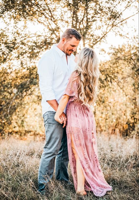 Husband And Wife Photo Ideas Romantic, Husband Wife Photoshoot, Husband Wife Fall Photos, Husband Wife Picture Poses, Husband And Wife Poses Family Portraits, Husband And Wife Photo Poses, Husband And Wife Photoshoot Romantic, Husband Wife Pictures, Husband Wife Photo Poses