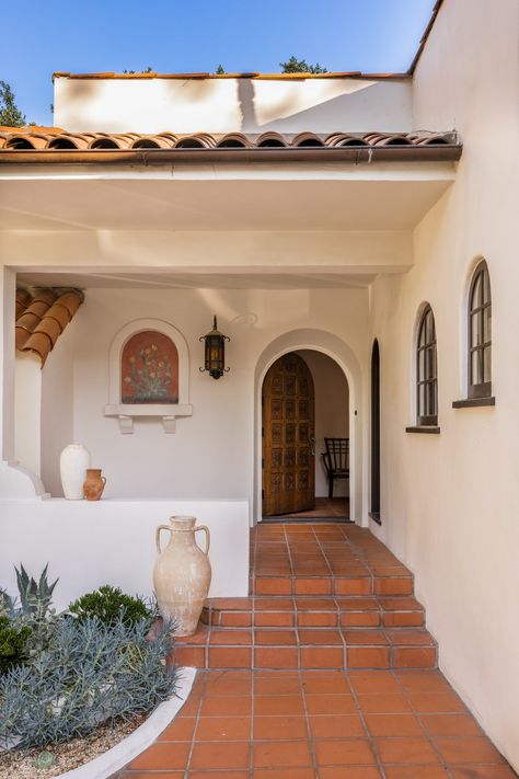 A Spanish-style 1920s villa sensitively restored to its restful roots | House & Garden 3 Story Spanish House, Small Spanish House, Spain Houses, Spanish Villa Home, Spanish Style Home Exterior, Spanish Style Home Interior, Modern Spanish Style, Mediterranean House Design, Spanish Exterior