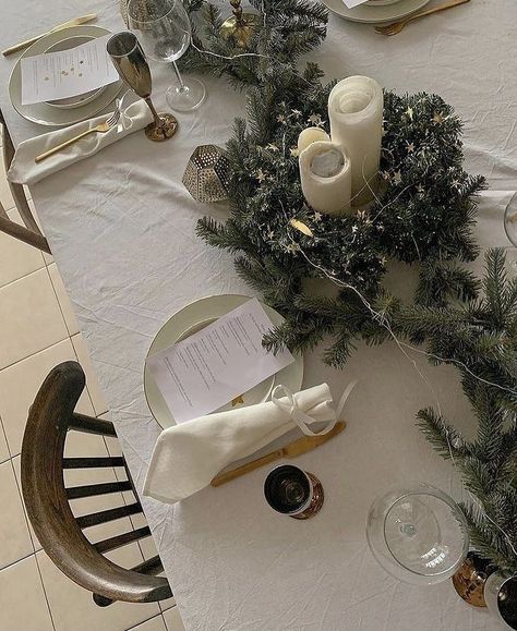 Neutral Moodboard, Decor Natal, Xmas Table Decorations, Xmas Wallpaper, Dinner Table Decor, Inspiration Aesthetic, Christmas Feeling, Christmas Inspo, Winter Vibes