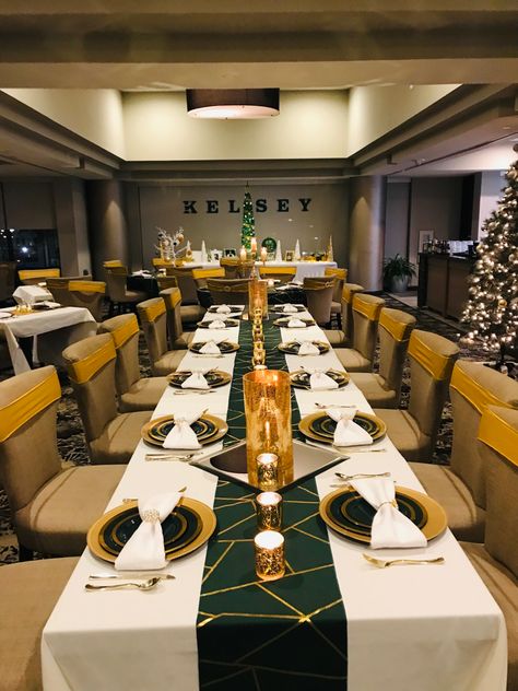 Emerald Green And Gold Table Setting, Dark Green And Gold Table Setting, Green Gold Decorations Party, Green Dinner Party Decor, Green And Gold Decorations Party Ideas, Green And Gold Centerpieces, Vip Section, Emerald Green Wedding Theme, Green Wedding Decorations