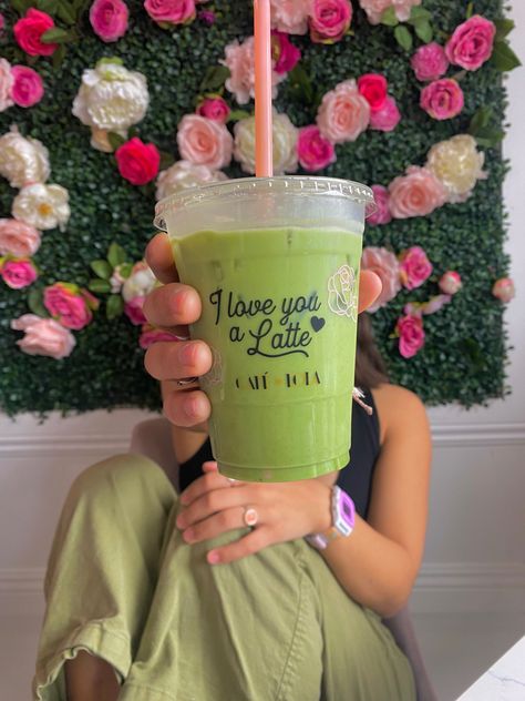 Beverage Photoshoot Ideas, Juice Bar Photography, Drinks Photography Ideas, Smoothie Photography Food Styling, Coffee Shop Product Photography, Smoothie Bar Aesthetic, Smoothie Photography, Milktea Shop, Juice Bar Design