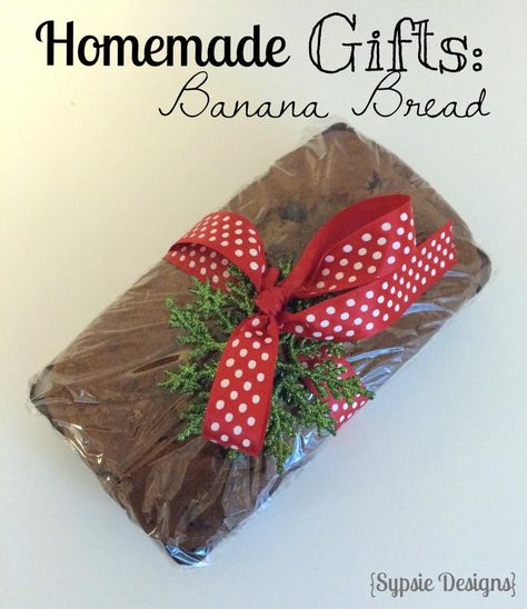 Homemade Gift Ideas: Banana Bread Wrap Banana Bread Gift Ideas, Banana Bread Christmas Gift, How To Wrap Banana Bread As A Gift, Banana Bread Wrapping Ideas, Christmas Loaf Cakes Gift Packaging, Banana Bread Gift Ideas Packaging, Banana Loaf Packaging Ideas, Banana Cake Packaging, Bread Gift Ideas