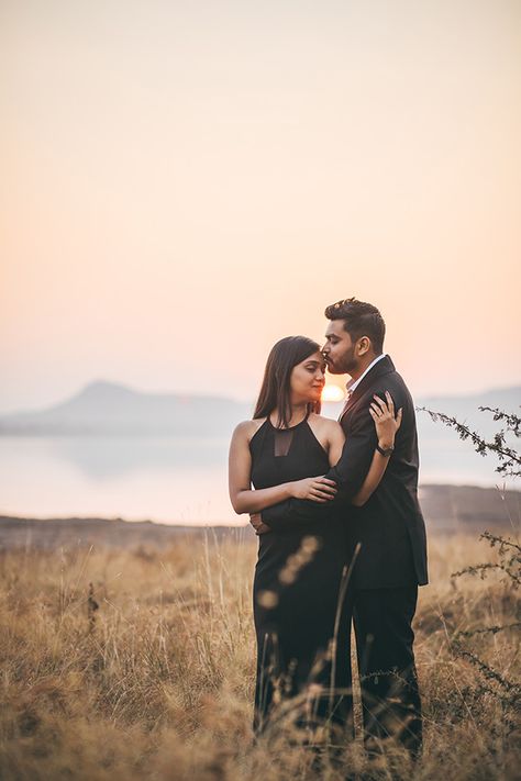 Per Wedding Photoshoot Ideas, Best Pre Wedding Poses, Pre Wedding Shoot Sunset, Pre Wedding New Poses, Couple Pre Wedding Photoshoot Poses, Pre Wedding Couples Poses, Pre Wedding Couple Photoshoot, Pre Wedding Photoshoot Outdoor Outfit, Outfit For Pre Wedding Photoshoot