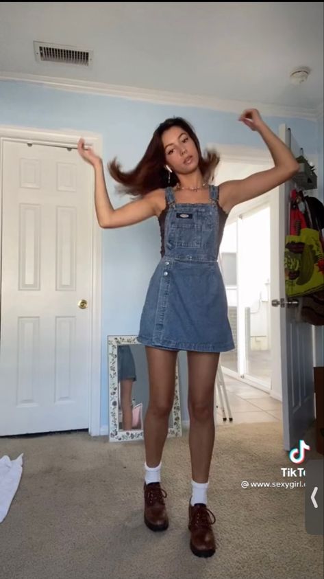 Jean Dress Overall Outfit, Denim Overalls Dress Outfit, Overall Skirt Outfit Fall, How To Style Overall Dress, Black Skirt Overalls Outfit, Denim Overall Dress Outfit Fall, Overall Dress Denim, Denim Skirt Overalls Outfit, Overalls Outfit Skirt