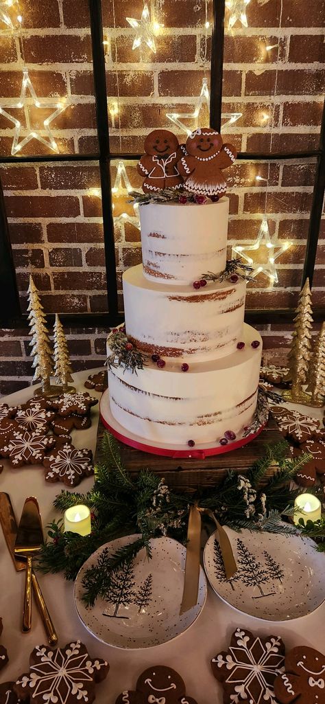 Christmas Wedding Finger Foods, Winter Wedding Renewal Ideas, December Wedding Cupcakes, Backyard December Wedding, Christmas Brunch Wedding, Wedding Cakes Christmas Theme, Christmas Wedding Cookie Table, Gingerbread Wedding Cake Topper, Micro Christmas Wedding