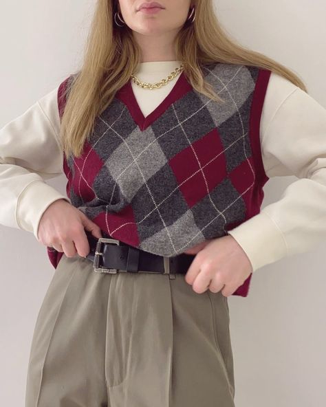 80s Vest Outfits, Sweatervest Aesthetic Outfit, Vintage Vest Outfit, Grunge Photography Aesthetic, Gilet Outfit Women, Retro Outfits 90s, French Outfits, Sweater Vest Outfit, Academia Clothes