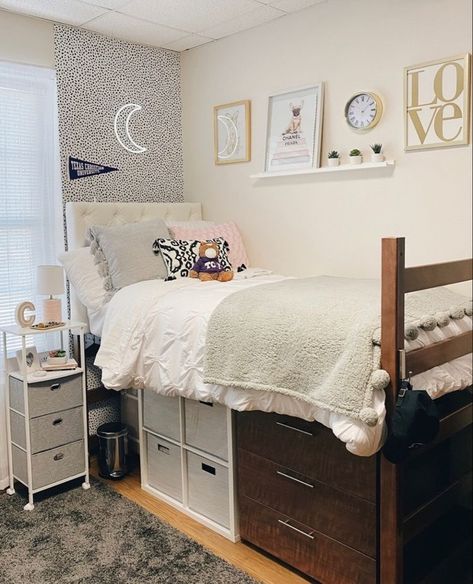 17 Cutest Small Dorm Room Ideas For Girls in 2024 College Bedroom Decor, Dorm Room Layouts, College Dorm Room Inspiration, Small Dorm Room, Dream Dorm Room, Small Dorm, Cozy Dorm Room, Dorm Room Styles, College Dorm Room Essentials