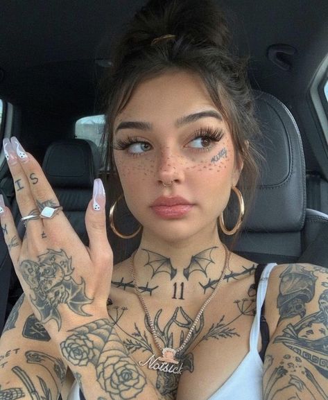 Paznokcie Hello Kitty, Woman With Tattoos, Face Tats, Face Tattoos For Women, Girl Neck Tattoos, Grunge Tattoo, Neck Tattoos Women, Tattoed Women, Pretty Tattoos For Women