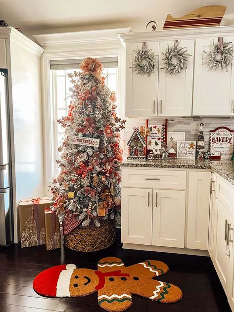 Christmas Extravaganza, Gingerbread Cottage, Gingerbread Christmas Tree, Gingerbread Christmas Decor, Gingerbread Decorations, Christmas Decor Inspiration, Christmas Kitchen Decor, Christmas Tree Inspiration, Christmas Themes Decorations