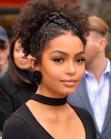 Tara Shahidi Hairstyles, Yara Shahidi Hairstyles Grown Ish, Yara Shahidi Hairstyles, Universe Photoshoot, Styled Curls, Yara Shahidi, Pelo Afro, Natural Hair Updo, Curly Girl Hairstyles