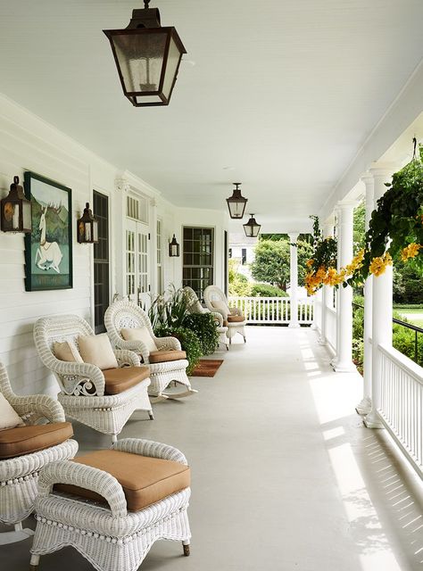 Southern Living Bellewood Cottage, Porch Nook Ideas, Victorian Porches, Classic Front Porch, Bungalow Farmhouse, Back Porch Designs, Dream Porch, Garden Areas, White Hart