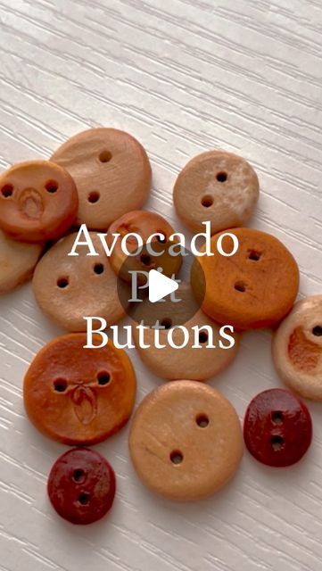 Clay Buttons Diy, Avocado Pit Buttons Diy, Avocado Pit Buttons, Things To Do With Buttons, Avocado Crafts, Avocado Buttons, Buttons Crafts Ideas, Avocado Craft, Homemade Buttons