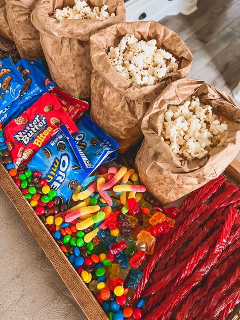 Popcorn board with candy and popcorn. Movie Night Board, Movie Night Sleepover, Movie Night Party Ideas, Popcorn Movie Night, Backyard Movie Night Party, Birthday Movie Night, Night Party Ideas, Sleepover Snacks, Movie Night Popcorn