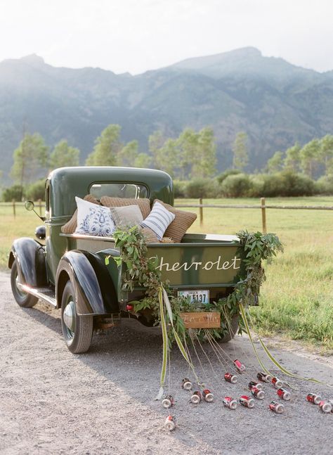 Wedding Getaway Car, Green Truck, Vintage Car Wedding, Wedding Car Decorations, Auto Vintage, Wedding Transportation, Wedding Exits, Old Truck, Getaway Car