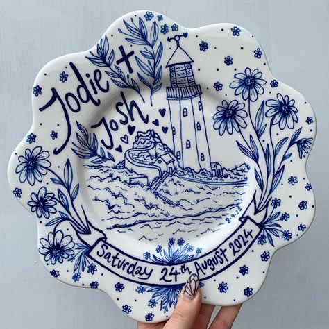 Custom Dinner Plates, Diy Porcelain Plate Art, Anniversary Plates Diy, Wedding Gift Pottery, Diy Ceramic Plate Painting, Porcelain Plate Painting, Wedding Plate Painting Ideas, Handmade Gift Ideas Creative, Wedding Plates Ideas