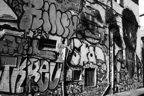 Street Style Aesthetic Wallpaper Macbook, Graffiti Macbook Wallpaper, Graffiti Pc Wallpaper, Dark Y2k Background, Streetwear Wallpaper Desktop, Grunge Chromebook Wallpaper, Graffiti Wallpaper Laptop, Backround Pics Aesthetic Laptop, Stussy Wallpaper Desktop