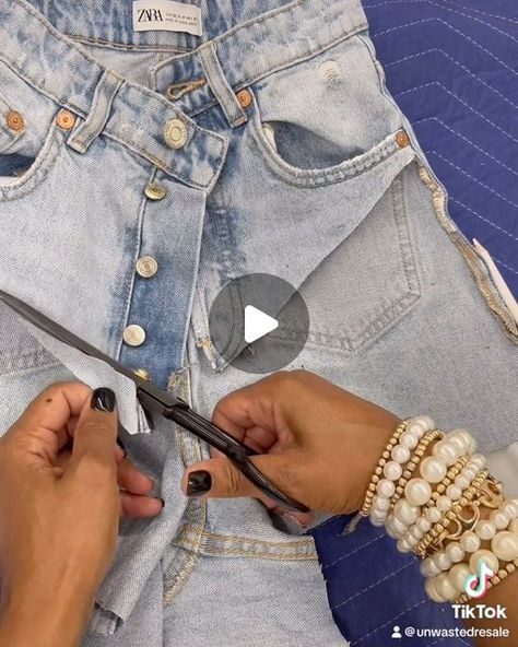 High Waist Jeans With Belt Outfit, Diy Stylish Clothes, Denim Belts Diy, Jeans Belt Diy, Diy Denim Tube Top, Diy Fringe Shorts Jeans, How To Make A Top Out Of Jeans, Denim Chic Outfit, Diy Denim Outfits