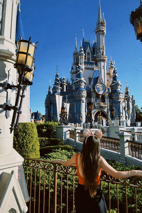 Disney photo, castle, Walt Disney World, Magic Kingdom Magic Kingdom Castle Pictures, Disney California Photo Ideas, Disney Photo Ideas Magic Kingdom, Disney Magic Kingdom Pictures, Pictures To Take At Disney World, Disney Pics Ideas, Disney World Photo Spots, Orlando Photo Ideas, Disney Castle Pictures