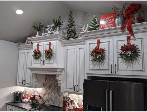 Above Cabinet Decor Kitchen Christmas, Christmas Cabinet Decorations, Cozy Christmas Kitchen, Christmas Kitchen Ideas, Christmas Sleigh Decorations, Christmas Kitchen Decor Ideas, Christmas Coffee Table Decor, Family Compound, Cozy Christmas Decor