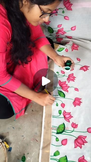 Painting Ideas Dress, Painting Ideas For Sarees, Fabric Painting Ideas On Sarees, Lotus Print Fabric, Hand Painted Saree Design, Hand Printing Ideas, Painting Flowers On Fabric, Fabric Painting Designs For Blouse, Painting On Sarees Fabric