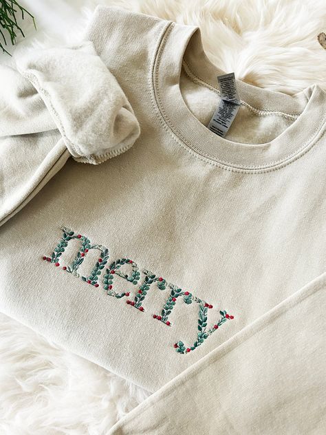 Embroidered Floral Merry Christmas Sweatshirt Embroidered - Etsy Monogram Clothes, Embroidered Pullover, Embroidery Designs For Crewnecks, Embroidered Clothes Ideas, Christmas Embroidered Sweatshirt, Christmas Machine Embroidery, Embroidered Christmas Sweatshirt, Christmas Crewneck, Christmas Crewneck Sweatshirt