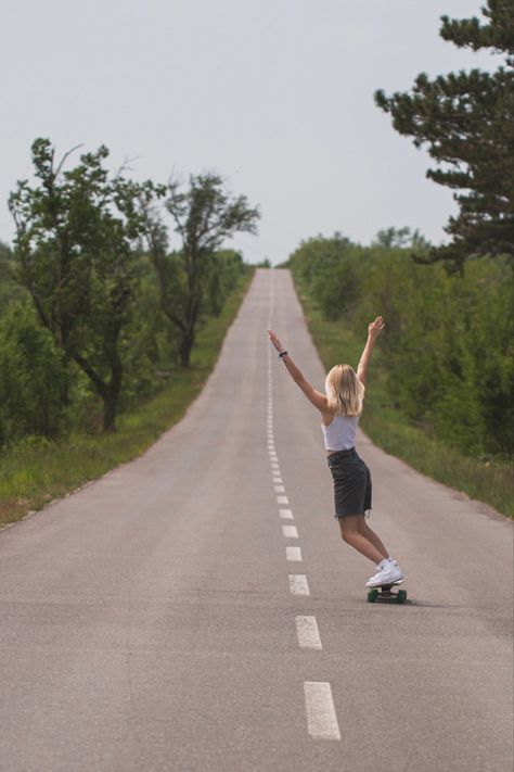 Longboard Aesthetic, Skateboard Photos, Skateboard Pictures, Skateboard Aesthetic, Surf Vibes, Skater Aesthetic, Skateboard Girl, Skater Girls, Character Aesthetic