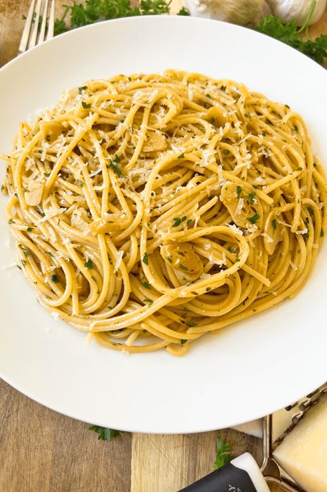 Spanish Garlic Spaghetti | Seriously GOOD 20 Minute Pasta Recipe Spanish Spaghetti, Spanish Pasta, Garlic Spaghetti, Asiago Cheese, Spaghetti Recipe, Clean Diet, Vegetarian Recipe, Spaghetti Pasta, Grilled Fish