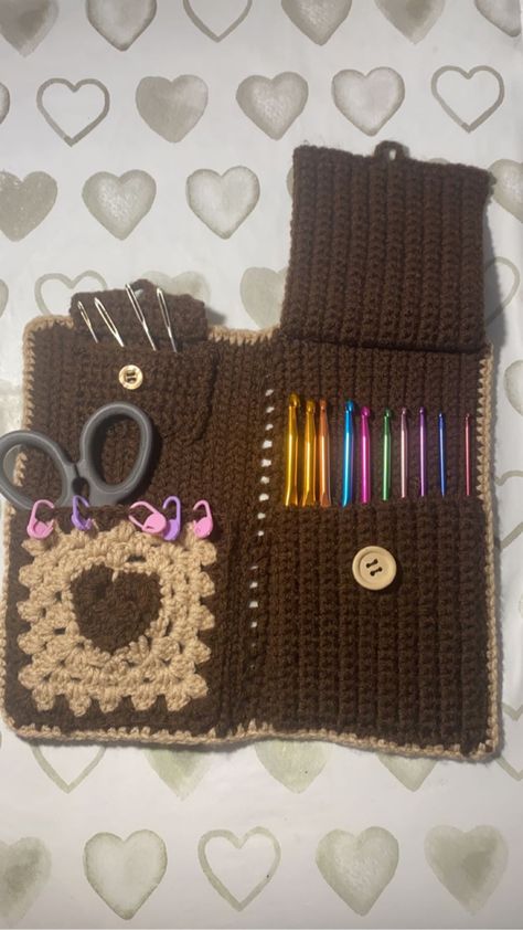 Hook Holder Crochet, Crochet Tool Holder Pattern, Crocheted Hook Case, Crochet Supplies Holder, Crochet Pouch For Hooks, Crochet Supply Bag, Crochet Holder For Hooks, Crochet Projects For School, Crochet Utility Pouch