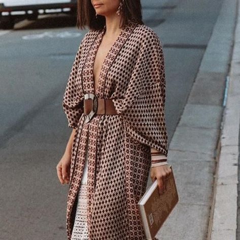 Kimono Blouse Outfit, How To Wear Kimono Outfit Ideas, Modern Kimono Fashion Outfits, Long Blouse Outfit, Kimono Jacket Outfit, Japanese Kimono Outfit, Long Kimono Outfit, Modern Kimono Fashion, Kimono Street Style