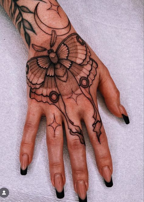 Moth Tattoo Hand, Knuckle Tattoo Ideas, Knuckle Tattoo, Tattoo Main, Random Tattoos, Full Hand Tattoo, Earthy Tattoos, Flash Ideas, Knuckle Tattoos