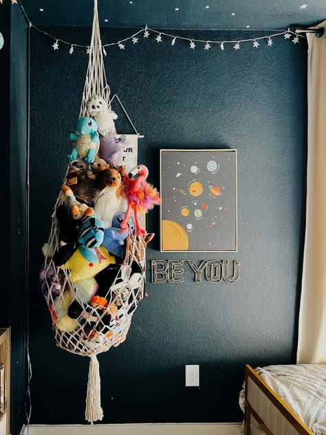 Boy Bedroom Organization Ideas, Boys Room Organization, Kids Stuffed Animal Storage, Kid Room Organization, Store Stuffed Animals, Stuffed Animals Storage, Storing Stuffed Animals, Stuffed Animal Hammock, Bedroom Things