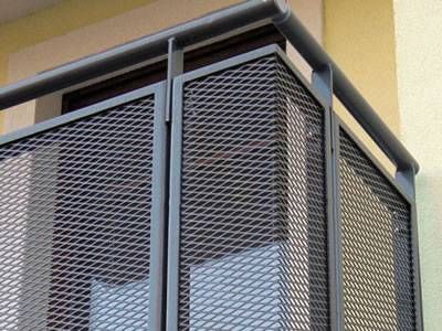 Balcony Mesh, Garde Corps Metal, Modern Gates, Metal Balcony, درج السلم, Expanded Metal Mesh, Architecture Facade, Balcony Grill, Modern Balcony