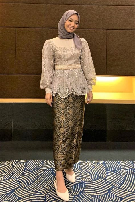 Kebaya Modern Simple, Inspirasi Bridesmaid, Model Kebaya Modern Hijab, Kebaya Wisuda Hijab, Dress Wisuda, Kebaya Brokat Modern, Model Kebaya Wisuda, Graduation Fits, Kebaya Simple