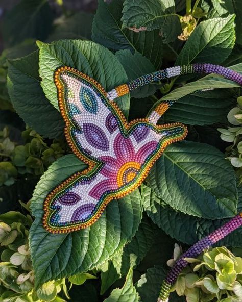 Kaija Heitland on Instagram: "Boon matean! Good morning! I couldn't decide which photos I loved more of this new piece, so you're getting a whole bunch of them. Definitely one of my favorites of the season, I beaded this oversized medallion while watching our dozens of hummingbirds zoom around the garden through the windows of my studio. They've got such an interesting energy. I've never seen such fiercely territorial birds and watching them fight and chase and dive-bomb eachother and other Beaded Powwow Earrings, Beaded Medallion Native American, Beadwork Designs Patterns, Beaded Medallion, Beaded Medallion Patterns, Powwow Beadwork, Native American Beadwork Earrings, Seed Bead Jewelry Patterns, Felt Beads