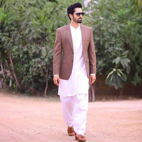 104.5k Likes, 1,502 Comments - Danish Taimoor (@danishtaimoor16) on Instagram: “DEEWANGI  Watch the 36th episode tonight at 8pm only on #Geo Its a 7th sky presentation produced by…” Men Blazer Outfit For Wedding, Marriage Dress For Men, Best Wedding Suits For Men, Muslim Men Clothing, Shalwar Kameez Pakistani, Man Dress Design, Indian Wedding Clothes For Men, Danish Taimoor, Pakistani Kurta