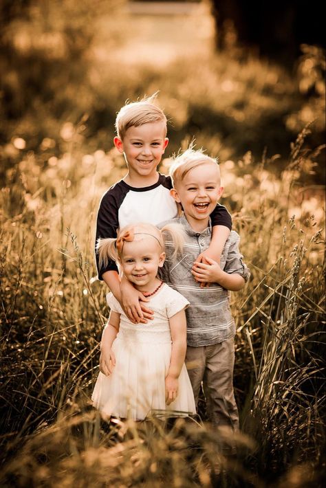 Brothers And Sister Photoshoot, Siblings Photo Shoot Ideas, Family Sibling Pictures, Sibling Photo Shoots Outdoor, Fall Family Of 5 Photoshoot Ideas, Siblings Family Photos, Three Siblings Photography, Siblings Outdoor Photoshoot, Sister And Brothers Pictures